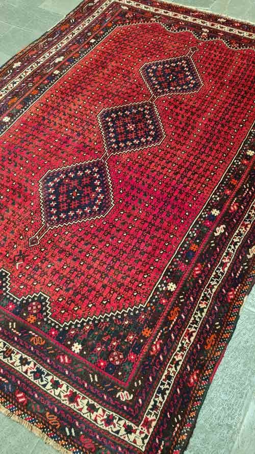 فرش دستباف شيراز طرح ۳ ترنج سایز قالي رنگ زمینه لاكي - هنرظریف