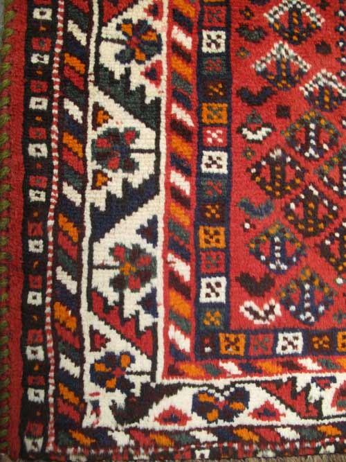 فرش دستباف شيراز طرح ۲ ترنج سایز ذرع و نيم رنگ زمینه لاكي رنگ حاشیه كرم کد ۳۸۴۴۶