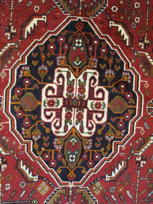 فرش دستباف شيراز طرح لچک و ترنج سایز پرده اي رنگ زمینه لاكي رنگ حاشیه قهوه اي کد ۳۸۶۰۱