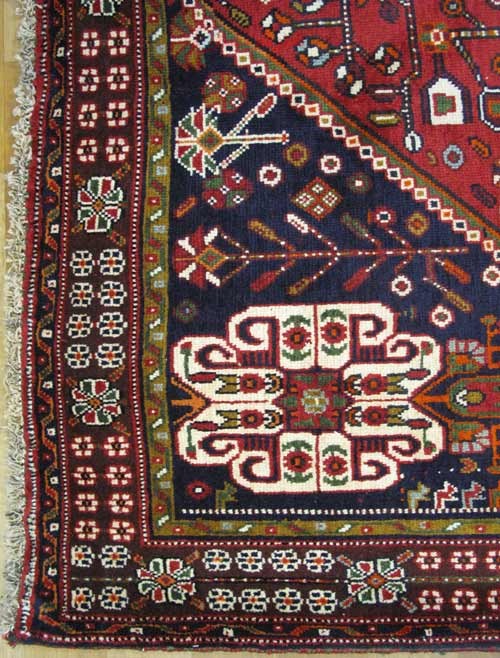 فرش دستباف شيراز طرح لچک و ترنج سایز پرده اي رنگ زمینه لاكي رنگ حاشیه قهوه اي کد ۳۸۶۰۱