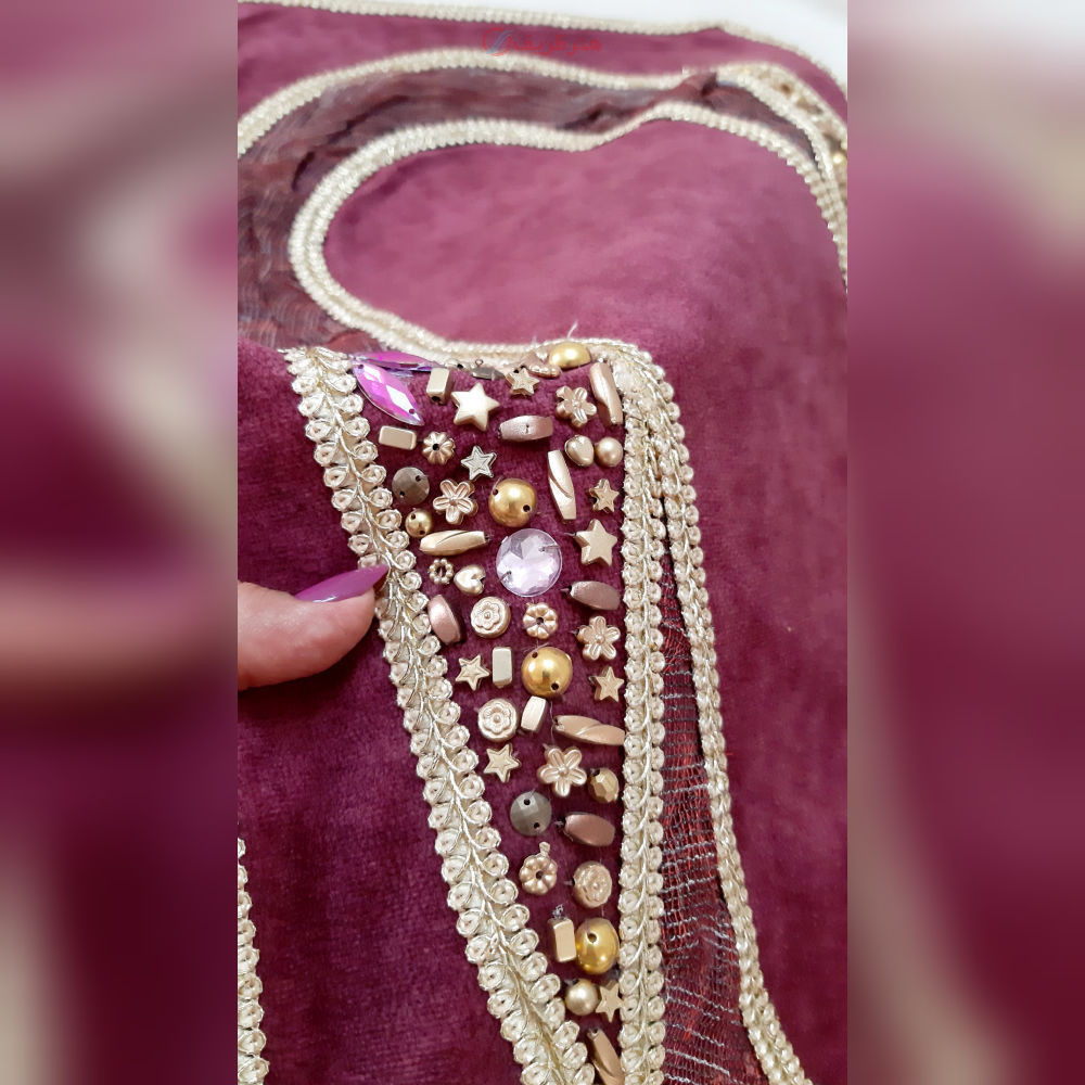 ست سه تکه مخمل سنگ دوزی و نواردوزی شامل یک رومیزی جلو مبلی و دو تا عسلی