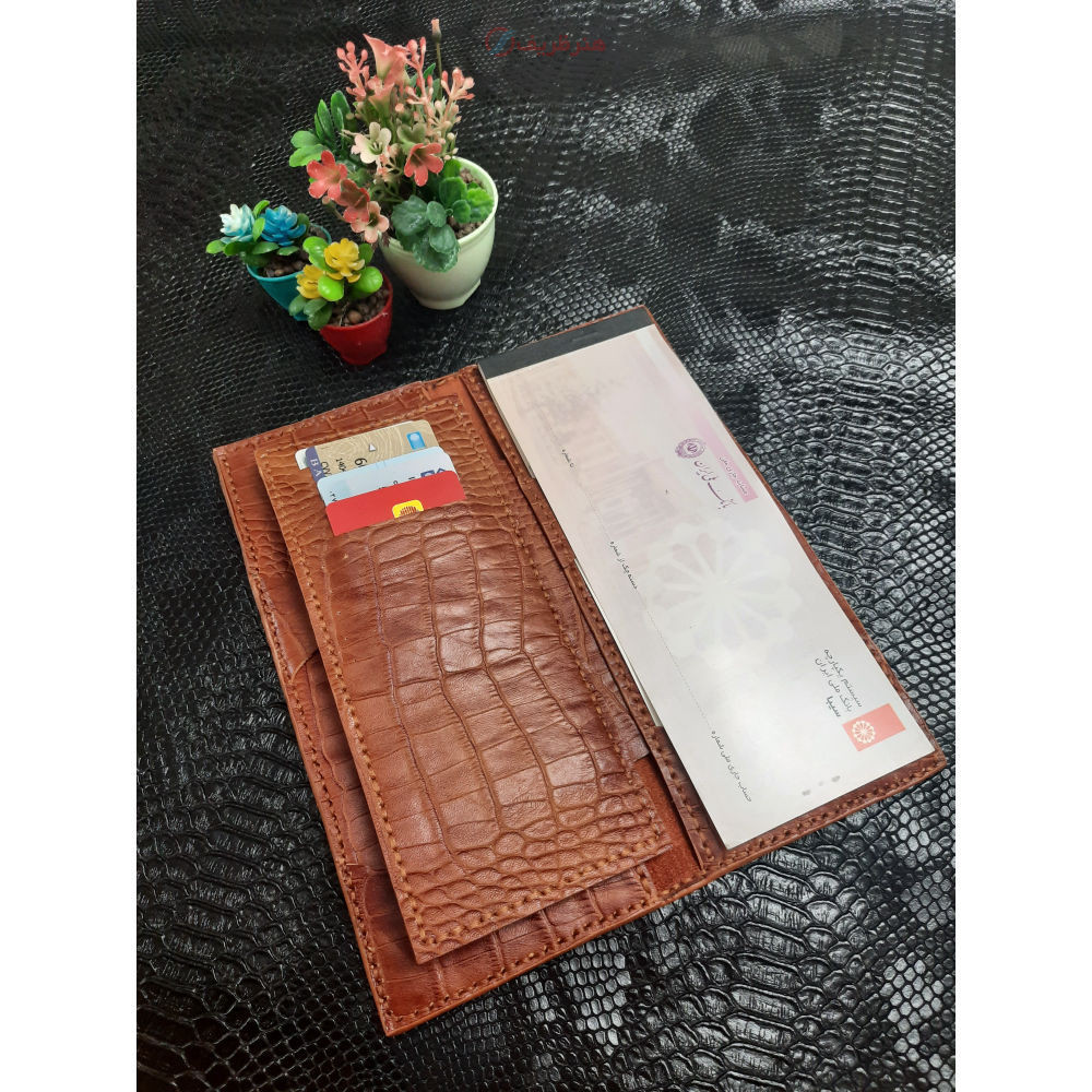 کیف پول مردانه چرم دست‌دوز با طرح هنری و سنتی
