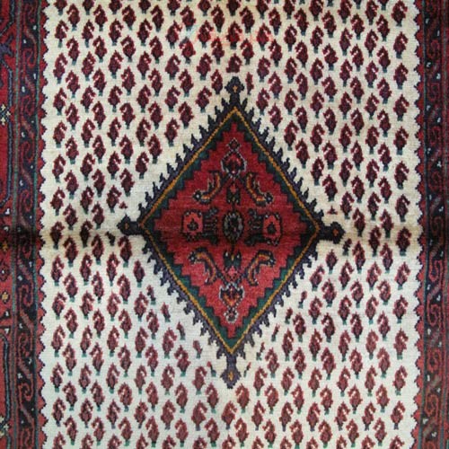 فرش دستباف آنجلاس همدان طرح بته ترنج سایز ذرع و نيم رنگ زمینه كرم رنگ حاشیه لاكي کد ۳۸۸۸۱