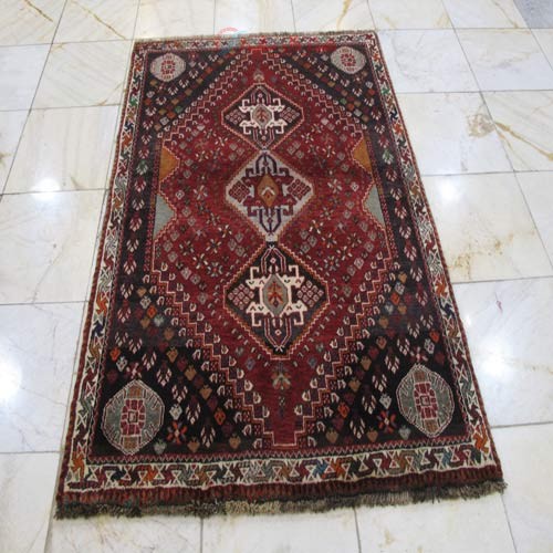 فرش دستباف شيراز طرح ۳ ترنج سایز ذرع و نيم رنگ زمینه لاكي رنگ حاشیه كرم کد ۳۸۵۴۲