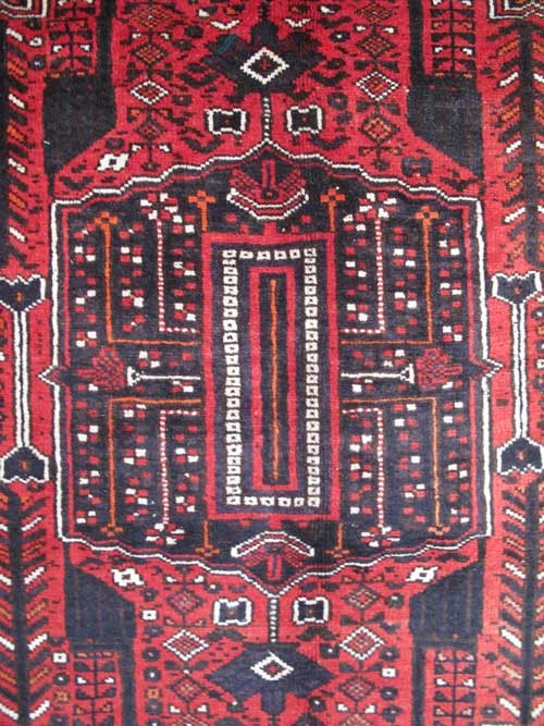 فرش دستباف شيراز طرح لچک و ترنج سایز قالي رنگ زمینه لاكي رنگ حاشیه سرمه اي کد ۳۸۴۹۳