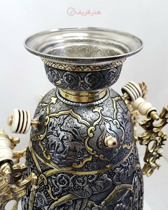 سماور برنجی زغالی ۸ لیتری مدل جام، سیاه قلم نیم برجسته، نقوش بزم، اسلیمی و گل مرغ