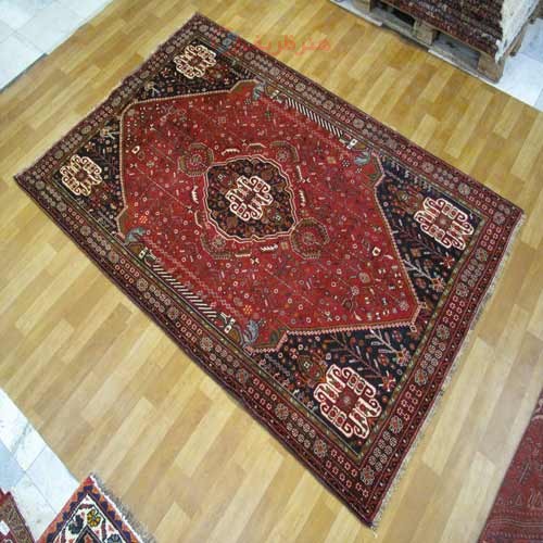 فرش دستباف شيراز طرح لچک و ترنج سایز پرده اي رنگ زمینه لاكي رنگ حاشیه قهوه اي - هنرظریف
