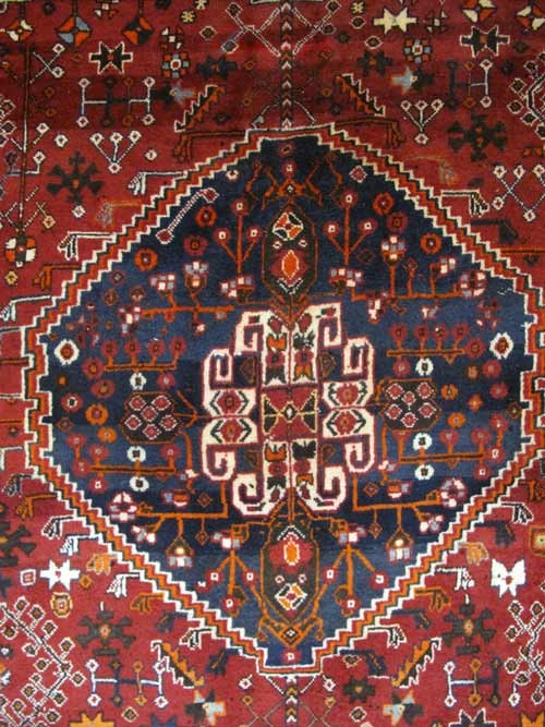فرش دستباف شيراز طرح لچک و ترنج سایز قالي رنگ زمینه لاكي رنگ حاشیه قهوه اي کد ۳۸۴۵۹