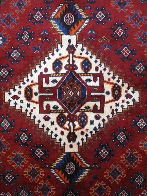 فرش دستباف شيراز طرح لچک و ترنج سایز پرده اي رنگ زمینه لاكي رنگ حاشیه كرم کد ۳۸۶۴۴