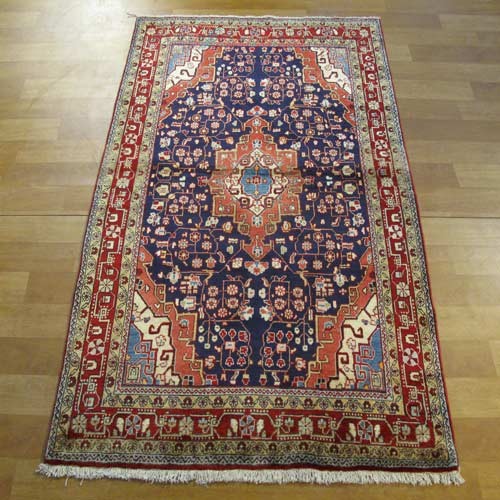 فرش دستباف جوزان ملاير طرح لچک و ترنج سایز ذرع و نيم رنگ زمینه سرمه اي رنگ حاشیه لاكي کد ۳۸۹۳۷