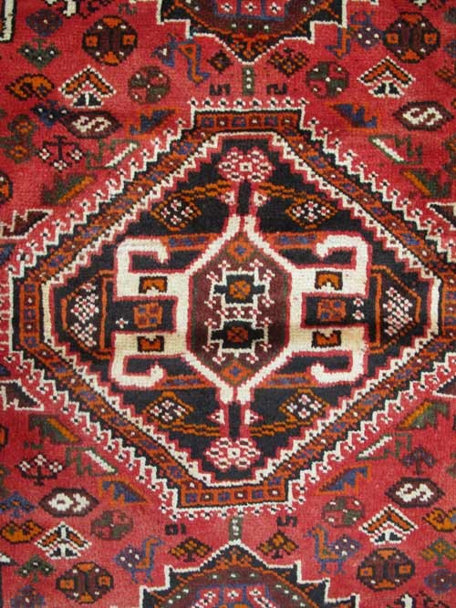 فرش دستباف شيراز طرح لچک و ترنج سایز قالي رنگ زمینه لاكي رنگ حاشیه كرم کد ۳۸۴۲۴