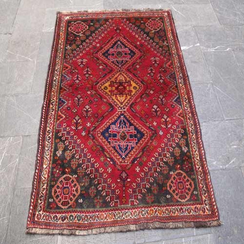 فرش دستباف شيراز طرح ۳ ترنج سایز ذرع و نيم رنگ زمینه لاكي رنگ حاشیه كرم کد ۳۸۵۵۹