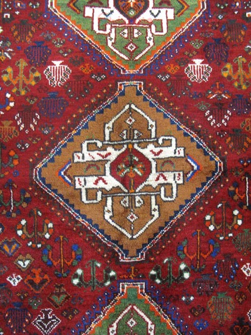 فرش دستباف شيراز طرح ۳ ترنج سایز ذرع و نيم رنگ زمینه لاكي رنگ حاشیه كرم کد ۳۸۵۳۷