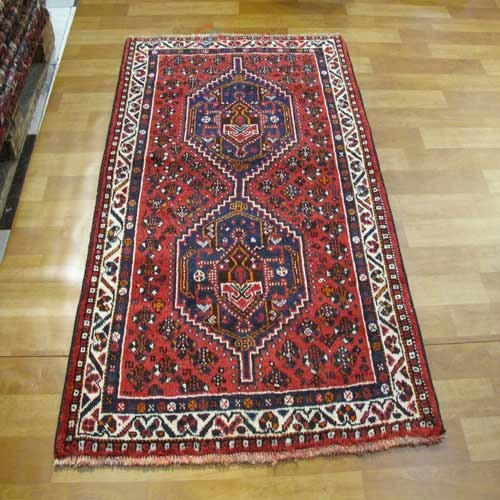 فرش دستباف شيراز طرح ۲ ترنج سایز ذرع و نيم رنگ زمینه لاكي رنگ حاشیه كرم - هنرظریف