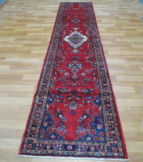فرش دستباف لاله جين همدان طرح لچک و ترنج سایز كناره رنگ زمینه لاكي رنگ حاشیه سرمه اي کد ۳۸۸۸۶