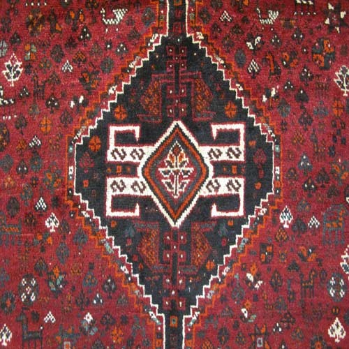 فرش دستباف شيراز طرح ۳ ترنج سایز قالي رنگ زمینه لاكي رنگ حاشیه كرم کد ۳۸۴۱۷