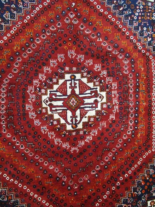 فرش دستباف شيراز در مغازه طرح لچک و ترنج سایز قالي رنگ زمینه لاكي رنگ حاشیه قهوه اي کد ۳۸۴۶۱