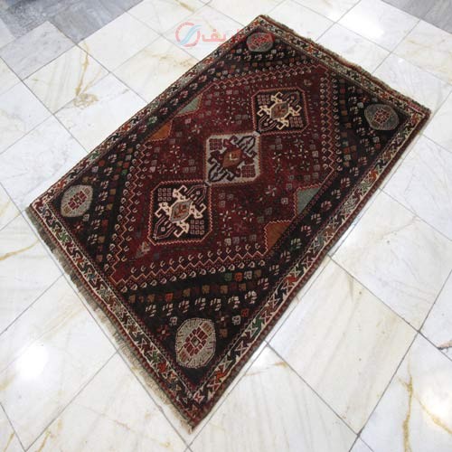 فرش دستباف شيراز طرح ۳ ترنج سایز ذرع و نيم رنگ زمینه لاكي - هنرظریف