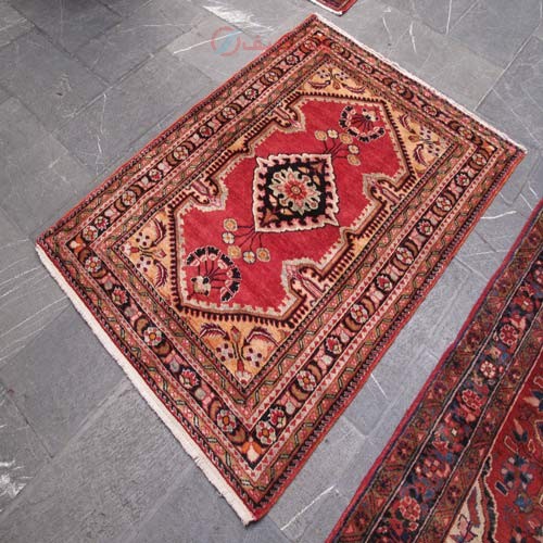 فرش دستباف ليليان طرح لچک و ترنج سایز ذرع و نيم - هنرظریف
