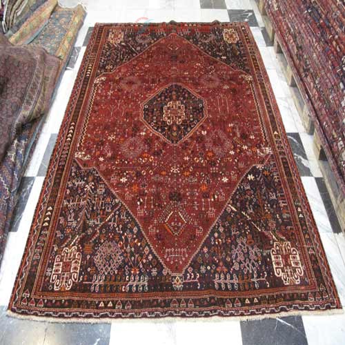 فرش دستباف شيراز طرح لچک و ترنج سایز قالي رنگ زمینه لاكي رنگ حاشیه قهوه اي کد ۳۸۴۵۹