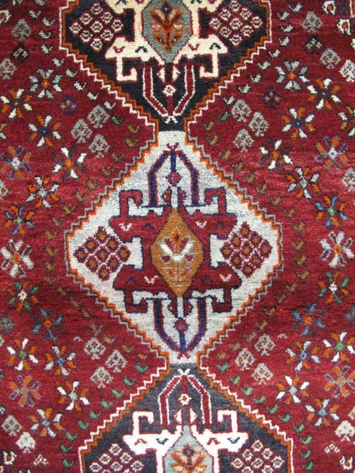 فرش دستباف شيراز طرح ۳ ترنج سایز ذرع و نيم رنگ زمینه لاكي رنگ حاشیه كرم کد ۳۸۵۴۲