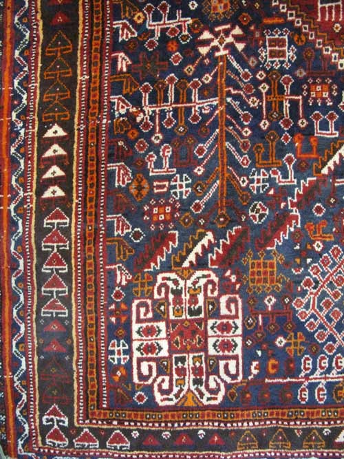 فرش دستباف شيراز طرح لچک و ترنج سایز قالي رنگ زمینه لاكي رنگ حاشیه قهوه اي کد ۳۸۴۵۹