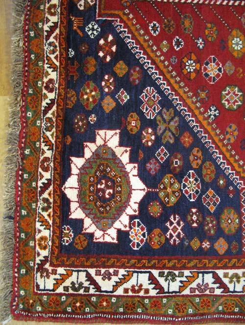 فرش دستباف شيراز طرح لچک و ترنج سایز قاليچه رنگ زمینه لاكي رنگ حاشیه كرم کد ۳۸۶۸۷