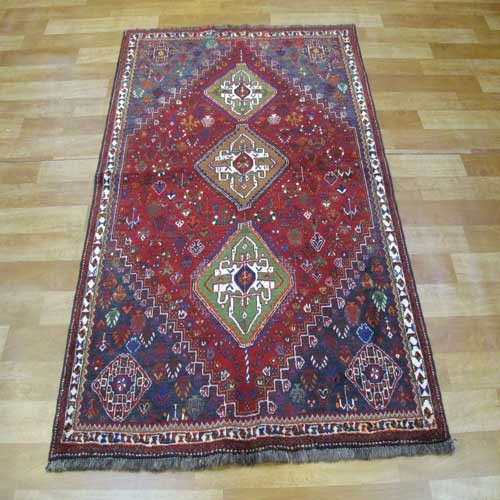 فرش دستباف شيراز طرح ۳ ترنج سایز ذرع و نيم رنگ زمینه لاكي رنگ حاشیه كرم کد ۳۸۵۳۷