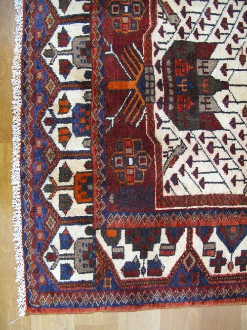 فرش دستباف خمسه زنجان طرح سيب گلاب سایز ذرع و نيم رنگ زمینه كرم رنگ حاشیه كرم کد ۳۸۰۷۴