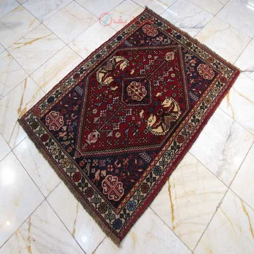 فرش دستباف شيراز طرح لچک و ترنج سایز ذرع و نيم رنگ زمینه لاكي - هنرظریف