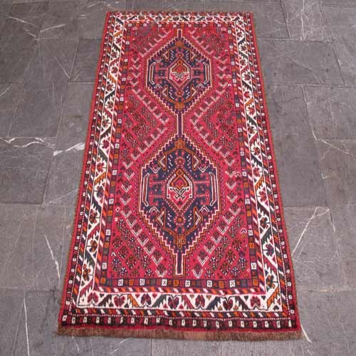 فرش دستباف شيراز طرح ۲ ترنج سایز ذرع و نيم رنگ زمینه لاكي رنگ حاشیه كرم کد ۳۸۴۴۶