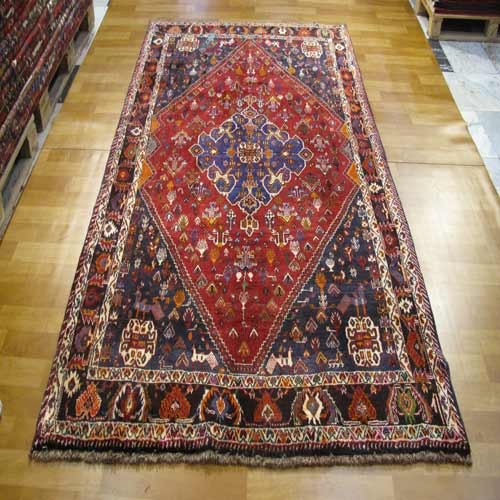 فرش دستباف شيراز طرح لچک و ترنج سایز پرده اي رنگ زمینه لاكي رنگ حاشیه قهوه اي - هنرظریف