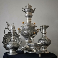 خرید، قیمت و مشخصات سرویس سماور دکوری برنجی 5 لیتری و آفتابه لگن، با روکش کوره ای و رنگ‌ ثابت | هنرظریف