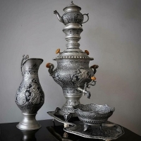 خرید، قیمت و مشخصات سرویس سماور قلمزنی برنجی 5 لیتری اعلاء، با آبکاری پتینه نقره و امضا دار | هنرظریف