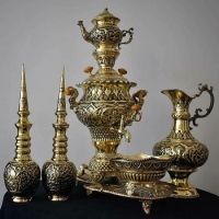 خرید، قیمت و مشخصات سرویس سماور و تنگ شاخ دار، قلمزنی اعلاء گل و مرغ، روکش کوره ای و رنگ ثابت | هنرظریف