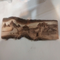 مشخصات تابلو سوخت نگاری چوبی با عنوان خانه سنگی روستایی به طول 40 و عرض 14 سانتیمتر - هنرظریف