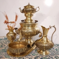 خرید، قیمت و مشخصات سرویس سماور برنجی زغالی 6 لیتری، قلم دست اعلاء، ارتفاع 60 سانت، زیر قیمت بازار- هنرظریف