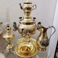 خرید، قیمت و مشخصات سماور زغالی برنجی 6 لیتری طلایی، همراه با سرویس 5 پارچه، زیر قیمت بازار | هنرظریف