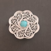 خرید، قیمت و مشخصات سنجاق یقه ملیله کاری شده با سنگ فیروزه و بدنه ی نقره با طراحی شیک و بی نظیر - هنرظریف
