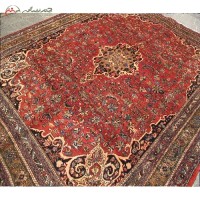 خرید آنلاین، فرش دستبافت بیجار کد 38990 زمینه لاکی و حاشیه شتری، بافته شده با نخ اعلاء و تراکم بالا، زیر قیمت بازار | هنرظریف