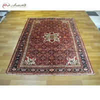 خرید آنلاین، فرش شیک دستبافت همدان کد 39759 رنگ لاکی و حاشیه های سرمه ای با نقشه ی لچک و ترنج، با قیمت مناسب | هنرظریف
