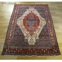 خرید آنلاین، فرش دستبافت سنندج کد 39851 با نقشه تماشایی طرح لچک و ترنج، رنگ حاشیه ی لاکی و زمینه کرمی، با قیمت عالی | هنرظریف