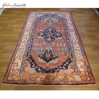 خرید آنلاین، فرش قدیم دستبافت 60 ساله بیجار کد 40017  رنگ زمینه لاکی و حاشیه ی سرمه ای، طرح ترنج و ماهی، زیر قیمت بازار | هنرظریف