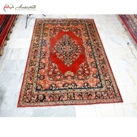 خرید آنللاین، فرش دستبافت اراک کد 39752 در لچک و ترنج بافته شده با الیاف رنگ ثابت، رنگ زمینه ی لاکی و حاشیه های سرمه ای، زیر قیمت بازار | هنرظریف