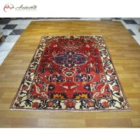 خرید آنلاین، فرش دستبافت بختیار کد 39302 با نقشه بی نظیر در طرح لچک و ترنج با زمینه لاکی و حاشیه کرم، زیر قیمت بازار | هنرظریف