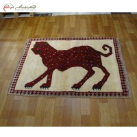 خرید آنلاین، فرش دستبافت و نو بافت گبه کد 39966 در طرح شیر با درخشندگی بالا، رنگ کرم و حاشیه های لاکی، زیر قیمت بازار | هنرظریف
