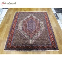 خرید آنلاین، قالیچه ی دستبافت سنندج کد 40130 سایز ذرع و نیم با نقشه اعلاء در طرح لچک و ترنج، زمینه لاکی و حاشیه کرمی، با قیمت مناسب | هنرظریف