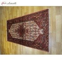 خرید آنلاین، فرش دستبافت همدان کد 39091 با زمینه کرم و حاشیه لاکی در طرح لچک و ترنج، تراکم بالا و نخ اعلاء، با قیمت مناسب | هنرظریف