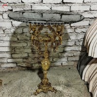 خرید آنلاین، میز برنجی تک پایه با صفحه شیشه ای دودی پر نقش در طرح 4 فرشته بالدار، زیر قیمت بازار | هنرظریف