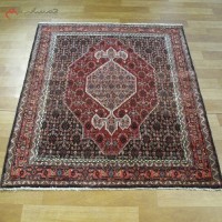 خرید آنلاین، فرش دستبافت سنندج کد 40105 طرح لچک و ترنج با رنگ زمینه و حاشیه لاکی، ماندگاری بالا، زیر قیمت بازار | هنرظریف